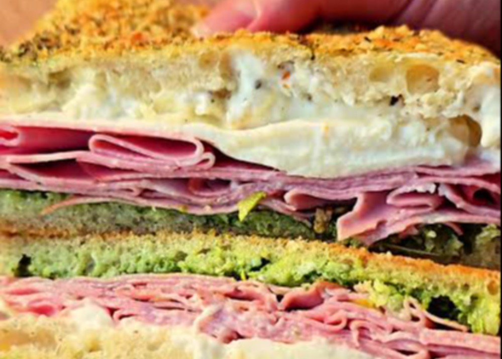 SANDWICHE TOCINETA ARTESANAL Y QUESO AHUMADO 