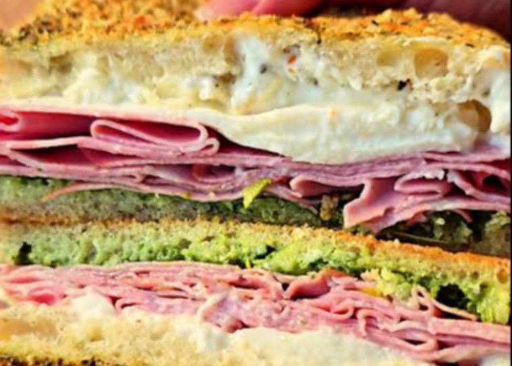 SANDWICHE TOCINETA ARTESANAL Y QUESO AHUMADO 