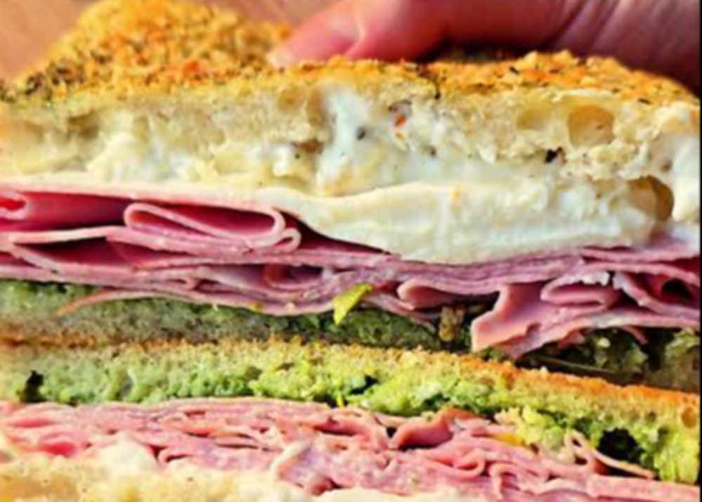 SANDWICHE TOCINETA ARTESANAL Y QUESO AHUMADO 